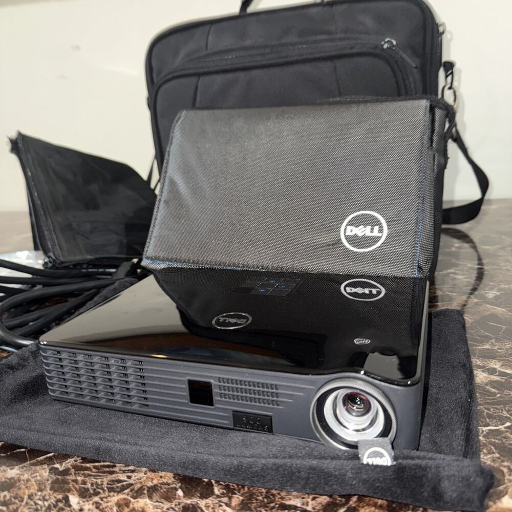 Dell M900HD WXGA Black Portable DLP Bundle Projector w/Carry Case, Acc. Docking